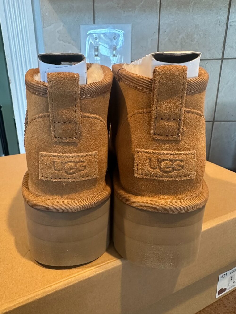 Women Ugg boors size 7 new in box - Picture 2 of 3